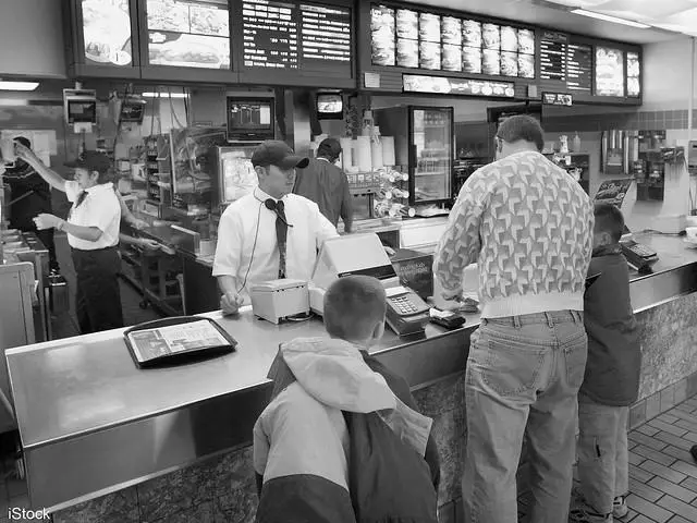 Why Do So Many Americans Eat at Fast Food Restaurants? photo 1